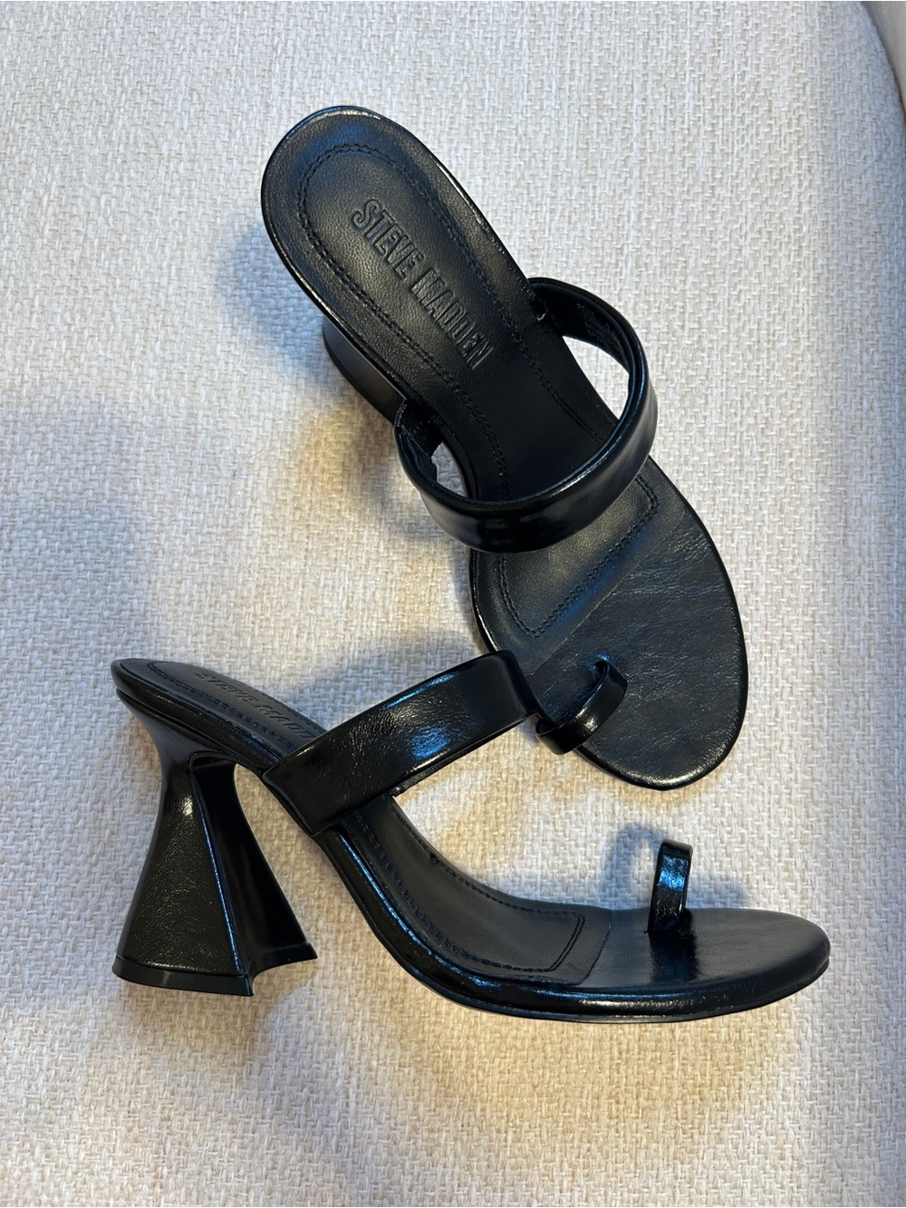 Steve Madden Renie Black Leather Toe Ring Heels Size 7.5 Minimalist Y2K Sandals